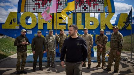 Volodymyr Zelensky rend visite à des soldats ukrainiens, le 19 avril 2024, sur une photo transmise par le service de presse de la présidence ukrainienne. (UKRAINIAN PRESIDENTIAL PRESS SER)