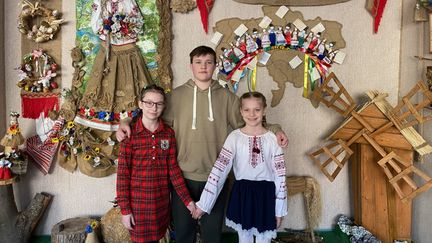 Des écoliers de Sloviansk, dans le Donbass, dans leur école fermée depuis le début de la guerre. (BORIS LOUMAGNE / RADIO FRANCE)