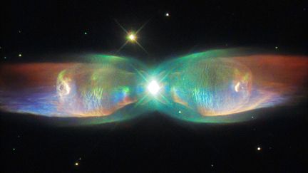 La nébuleuse du Papillon (PN M2-9) a la particularité de compter deux étoiles. Chacune d'elle a la taille de notre soleil. (HUBBLE SPACE TELESCOPE / NASA / ESA)