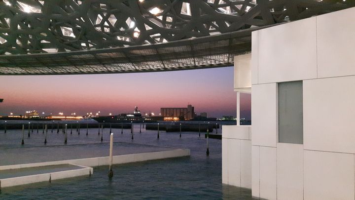 Le musée d'Abu Dhabi sur l'eau évoque Venise. (ANNE CHEPEAU/RADIO FRANCE)