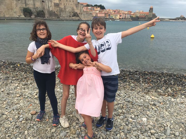 Marilou, Manon, Maÿline et Jules sur une plage de Collioure. (INGRID POHU / RADIO FRANCE)