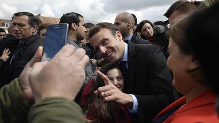 Emmanuel Macron sur le site de Whirlpool à Amiens mercredi 26 avril&nbsp; (ERIC FEFERBERG / POOL)