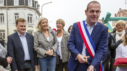 Le maire FN d'H&eacute;nin-Beaumont, Steeve Briois, participe, avec Marine Le Pen, &agrave; une inauguration, dans sa commune du Pas-de-Calais, le 14 septembre 2014. (PHILILPPE HUGUEN / AFP)