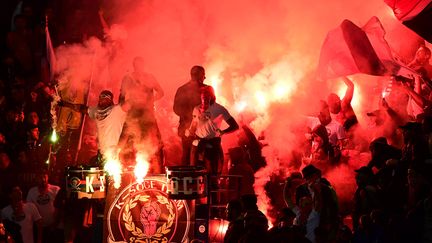 Des fumigènes dans les tribunes du Parc des Princes