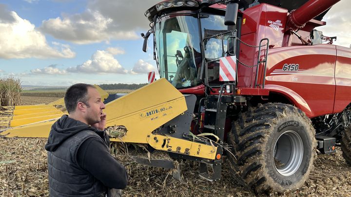 Aurélien Sargeret, céréalier de 40 ans, sur son exploitation de Théméricourt, dans le Val-d'Oise. (FRANCE INFO / RADIOFRANCE)