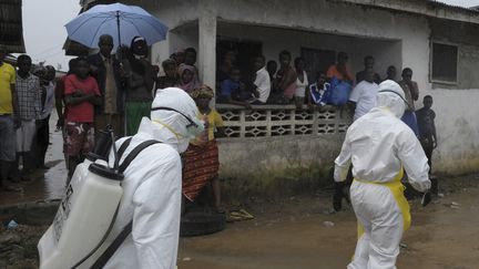  (Des agents de santé se préparent à récupérer un cadavre à Monrovia, au Liberia le 17 août. © Reuters / Stringer)