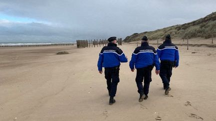 Des gendarmes patrouillent sur la plage et dans les dunes de la Côte d'Opale (illustration). (EMMANUEL BOUIN / FRANCE-BLEU NORD)