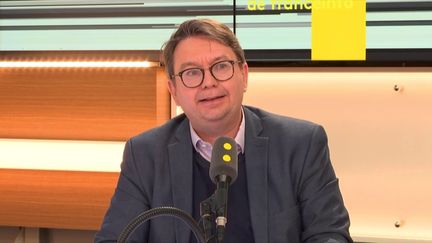 Eric Chol,&nbsp;Directeur de la rédaction du Courrier International, invité des "Informés de franceinfo" (FRANCEINFO / RADIOFRANCE)