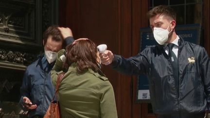 Les visites ont repris à la cathédrale de Florence (Italie). Les personnes doivent par contre se munir d’un collier avec un boîtier sonore qui les alerte quand elles sont trop proches l’une de l’autre. Une manière de garantir les distanciations nécessaires durant cette épidémie de coronavirus. (FRANCE 2)