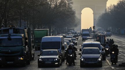 La circulation différenciée, via vignette, est maintenant mise en place dans plusieurs villes de France. (GEOFFROY VAN DER HASSELT / AFP)