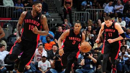 Kyle Lowry (au centre), Amir Johnson (à gauche) et Jonas Valanciunas (à droite) mènent la charge des Raptors