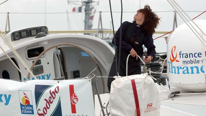 La navigatrice Anne Liardet à bord de son monocoque "Roxy", lors du Vendée Globe 2004-05. (MAISONNEUVE / SIPA)