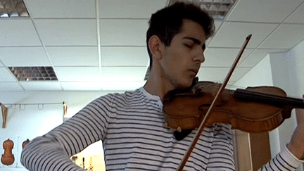 Elvin Ganiyev et son vrai-faux Stradivarius.
 (France 3)