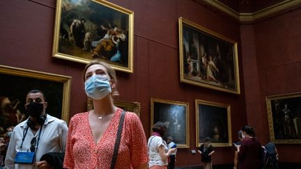 Des visiteurs au musée du Louvre à Paris, lors de la crise du Covid-19. (MARTIN BERTRAND / HANS LUCAS / AFP)