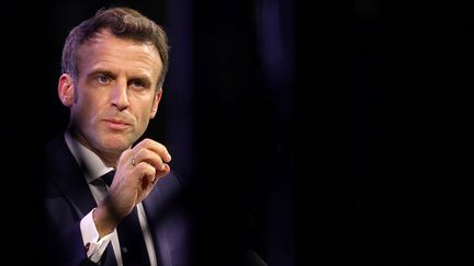 Le président français Emmanuel Macron lors d'un discours à Paris (France) le 16 février 2022 (SARAH MEYSSONNIER / POOL / REUTERS POOL)