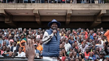 Le candidat malheureux à la présidentielle du Kenya, Raila Odinga, s'adresse à ses partisans à Nairobi, le 22 août.&nbsp; (YASUYOSHI CHIBA / AFP)