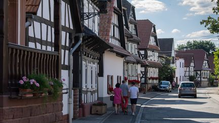 Une rue&nbsp;de Hunspach en Alsace, "Village préféré des Français", le 7 juillet 2020 (PATRICK HERTZOG / AFP)