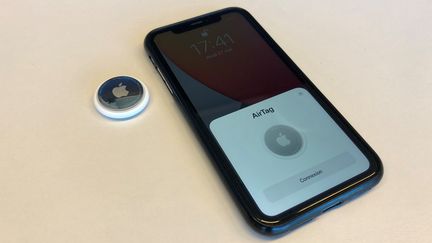 Un iPhone et un AirTag en train de s'appairer.


 (FRANCEINFO)