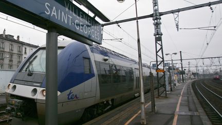 Un train est à quai dans la gare de&nbsp;Villeneuve-Saint-Georges (Val-de-Marne), le 8 janvier 2006. (JEAN-PIERRE MULLER / AFP)