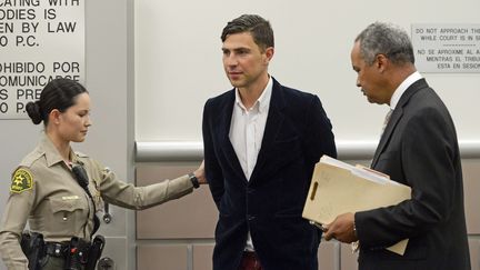 Vitalii Sediuk (au centre), le journaliste ukrainien condamn&eacute; pour avoir frapp&eacute; Brad Pitt, le 30 mai 2014 &agrave; Los Angeles (Etats-Unis). (KEVORK DJANSEZIAN / AP / SIPA)