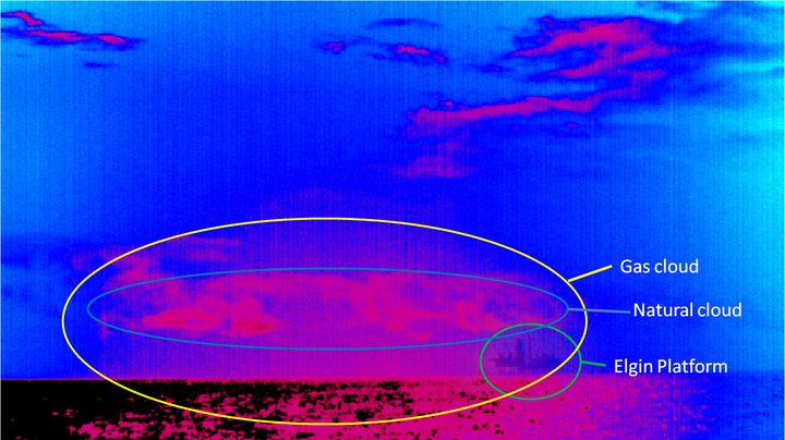 Document publi&eacute; par Greenpeace&nbsp;mercredi 4 avril, montrant un nuage de m&eacute;thane provenant de la plateforme d'Elgin, o&ugrave; une fuite de gaz est en cours. (GREENPEACE / AFP / GETTY IMAGES)