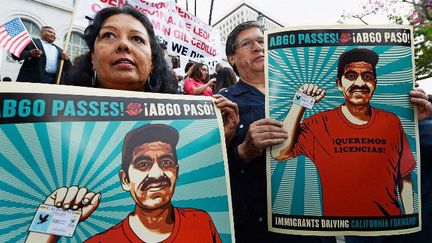 Sur les marches du Los Angeles City Hall, le 3 octobre 2013, des sans-papiers californiens soutiennent le projet de loi AB60 du gouverneur de Californie Jerry Brown. (Kevork Djansezian / Getty Images / AFP)