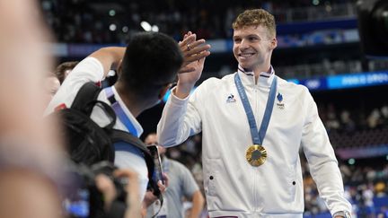 Le champion olympique de natation Léon Marchand, après avoir remporté la médaille d'or en 200 m papillon aux Jeux de Paris, le 31 juillet 2024. (CROSNIER JULIEN / KMSP)