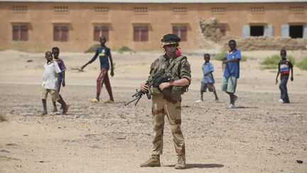 Un soldat fran&ccedil;ais patrouille dans Gao (Mali), le 10 mars 2013. (JOHN MACDOUGALL / AFP)