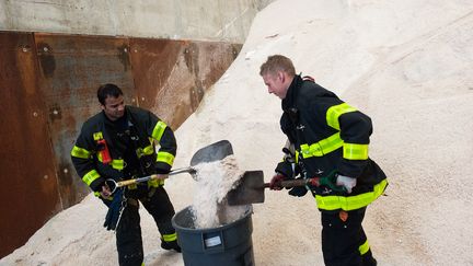 Les pompiers de New York stockent du sel, jeudi 21 janvier, pour préparer la ville à la tempête qui va&nbsp;toucher la côte est des Etats-Unis. (BRYAN THOMAS / GETTY IMAGES NORTH AMERICA / AFP)