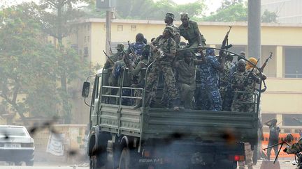 Des soldats mutin&eacute;s dans une rue de Bamako (Mali), le 22 mars 2012. (HABIBOU KOUYATE / AFP)