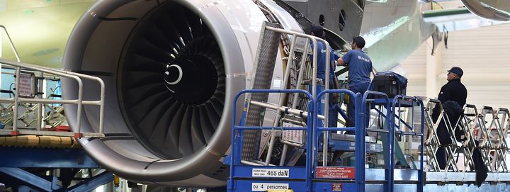 Sur le site d'Airbus, à Blagnac (Haute-Garonne). La Convention citoyenne propose des mesures pour accompagner&nbsp;la transition professionnelle des personnes travaillant dans les industries les plus polluantes. (PASCAL PAVANI / AFP)