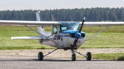 C'est sur ce type d'appareil, un Cessna 152, que Sylvester a pris son premier cours, et réussi son premier atterrissage&nbsp;en solo.&nbsp; (MICHAL FLUDRA / NURPHOTO / AFP)