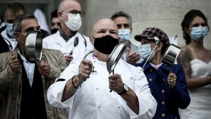 Le chef Philippe Etchebest et les employés de son restaurant "Le quatrième mur", à Bordeaux, manifestant contre les mesures antiCovid-19 le 2 octobre 2020 (PHILIPPE LOPEZ / AFP)