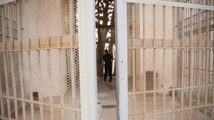 Un surveillant pénitentiaire patrouille dans le quartier des femmes de la prison des Baumettes, le 26 octobre 2018, à Marseille. (CHRISTOPHE SIMON / AFP)