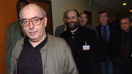 Marc Blondel, au si&egrave;ge de Force ouvri&egrave;re &agrave; Paris, le 7 f&eacute;vrier 2004. (JEAN AYISSI / AFP)