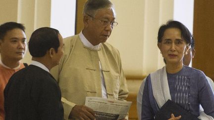 Le président birman Htin Kyaw et Ang San Suu Kyi, conseillère spéciale d'Etat, le 11 mars 2016 au parlement de Rangoun. (YE AUNG THU / POOL / AFP)