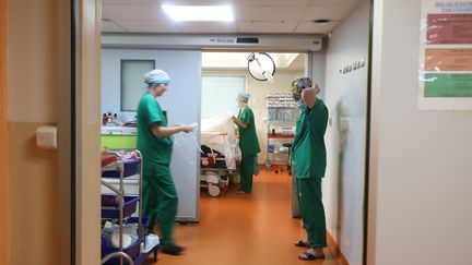 Le personnel soignant dans le bloc opératoire de la maternité du Centre hospitalier de Mayotte, le 20 avril 2023. (ROBIN PRUDENT / FRANCEINFO)