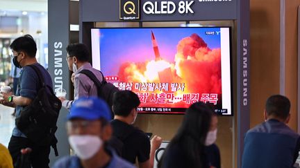 Le tir d'un missile est diffusé à la télévision à Seoul (Corée du Nord), le 28 septembre 2021. (JUNG YEON-JE / AFP)