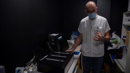 Le professeur Pierre-Edouard Fournier, chercheur au sein de l'HU&nbsp;Méditerranée, à Marseille (Bouches-du-Rhône), le 11 janvier 2021. (CHRISTOPHE SIMON / AFP)