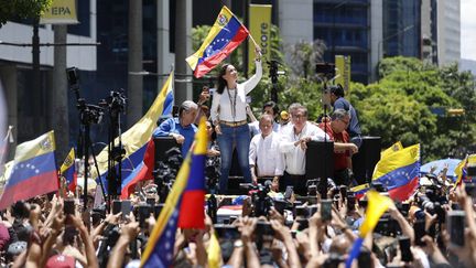 La dirigeante de l'opposition Maria Corina Machado, dans le cortège de manifestants, à Caracas (Venezuela), le 28 août 2024. (PEDRO RANCES MATTEY / AFP)