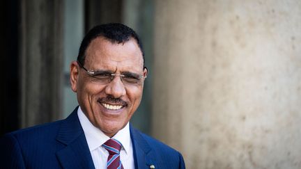 Le président nigérien, Mohamed Bazoum, lors d'une rencontre avec Emmanuel Macron à Paris, le 23 juin 2023. (XOSE BOUZAS / HANS LUCAS / AFP)