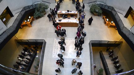 Une file d'attente s'est d&eacute;j&agrave; form&eacute;e &agrave; la biblioth&egrave;que publique de Boston, dans l'&eacute;tat du Massachusetts. (TIMOTHY A. CLARY / AFP)