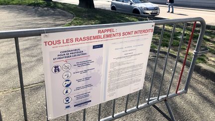 Un panneau rappelle les consignes de sécurité ordonnées en France à l'entrée d'un jardin public (illustration). (VINCENT ISORE / MAXPPP)