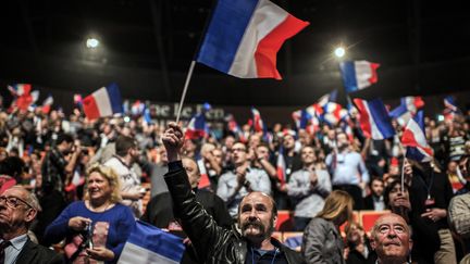 Un militant du Front national brandit un drapeau tricolore pendant le discours de Marine Le Pen au Congr&egrave;s du FN &agrave; Lyon (Rh&ocirc;ne), le 30 novembre 2014. (JEFF PACHOUD / AFP)