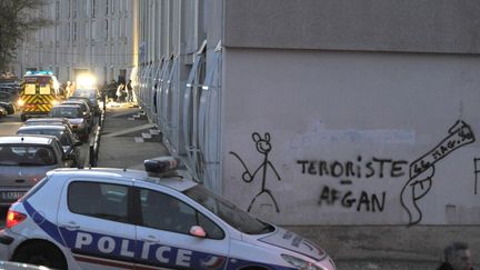 Des membres de la police technique et scientifique dans le quartier de la Castellane (Marseille), le 22 d&eacute;cembre 2011, apr&egrave;s la mort par balle d'un&nbsp;jeune de 17 ans. (GERARD JULIEN / AFP)