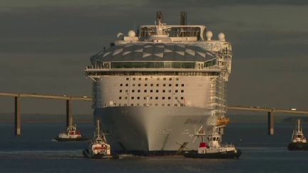 Après des années de construction, le plus gros paquebot du monde quitte enfin Saint-Nazaire&nbsp;(Loire-Atlantique). Le "Wonder of the Seas" a pris le large, prêt à accueillir des milliers de personnes en croisière.&nbsp; (CAPTURE D'ÉCRAN FRANCE 3)