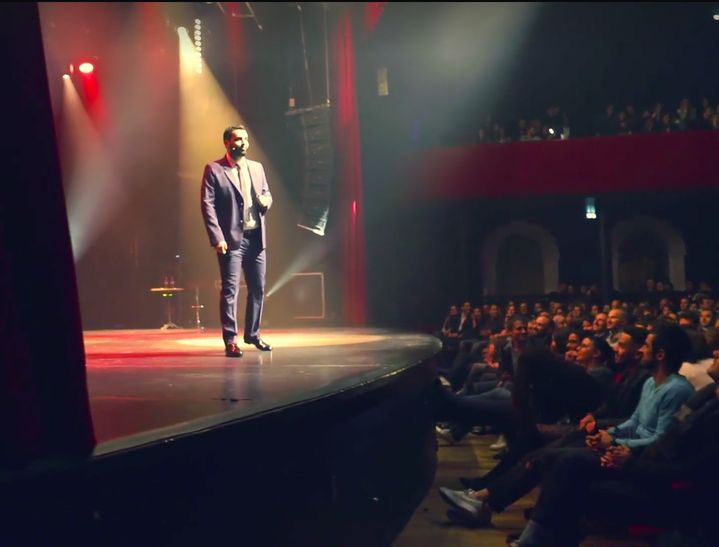 &nbsp; &nbsp;&nbsp; L'humoriste Yassine Belattar sur la scène du Bataclan, en mai 2017. (YASSINE BELATTAR / ROBIN AND CO)