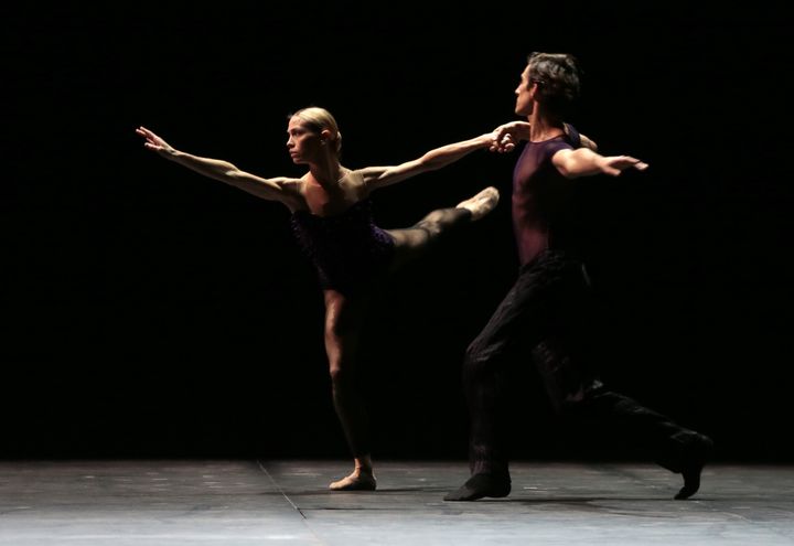 Eleanora Abbagnato et Vincent Chaillet lors d'une répétition de&nbsp;Doux Mensonges à l'Opéra Garnier le 29 octobre 2013. (JACQUES DEMARTHON / AFP)