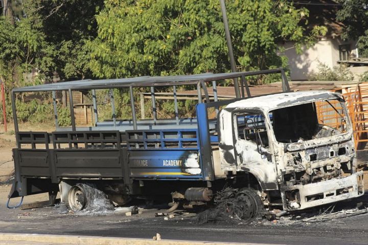 Un véhicule de l'école de police a été incendié lors des affrontements à Manzini, la seconde ville d'eSwatini, le 30 juin 2021. (- / AFP)