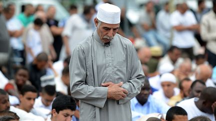 Des musulmans prient autour de la mosquée&nbsp;de Basso-Cambo, à Toulouse.&nbsp; (REMY GABALDA / AFP)